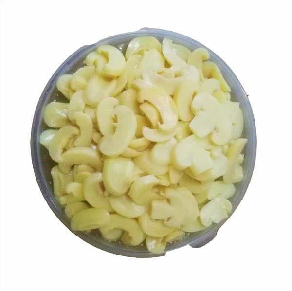 Svež agaricus v slanici v rezini